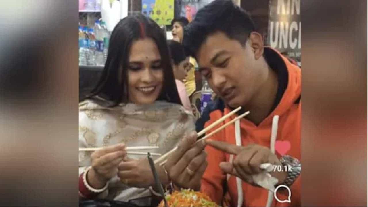 Viral Video: স্ত্রীকে চপস্টিকের সাহায্যে নুডলস খেতে শেখালেন স্বামী, বাধ্য ছাত্রীর মত তা নিমেষে শিখে নিলেন স্ত্রী Viral Video: স্ত্রীকে চপস্টিকের সাহায্যে নুডলস খেতে শেখালেন স্বামী, বাধ্য ছাত্রীর মত তা নিমেষে শিখে নিলেন স্ত্রী