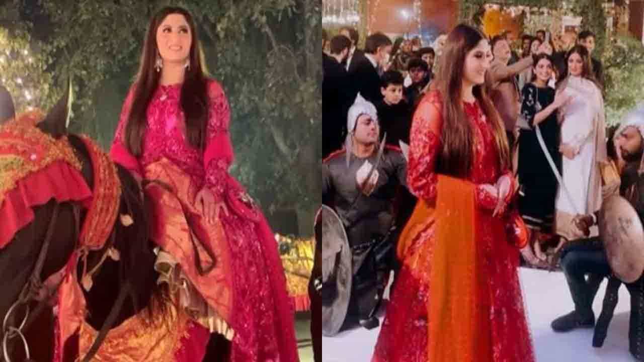 Viral Video: বিয়ের আসরে ঘোড়ায় চড়ে এলেন কনে, তরোয়াল নাচে হল অভ্যর্থনা, দেখুন ভিডিয়ো Viral Video: বিয়ের আসরে ঘোড়ায় চড়ে এলেন কনে, তরোয়াল নাচে হল অভ্যর্থনা, দেখুন ভিডিয়ো