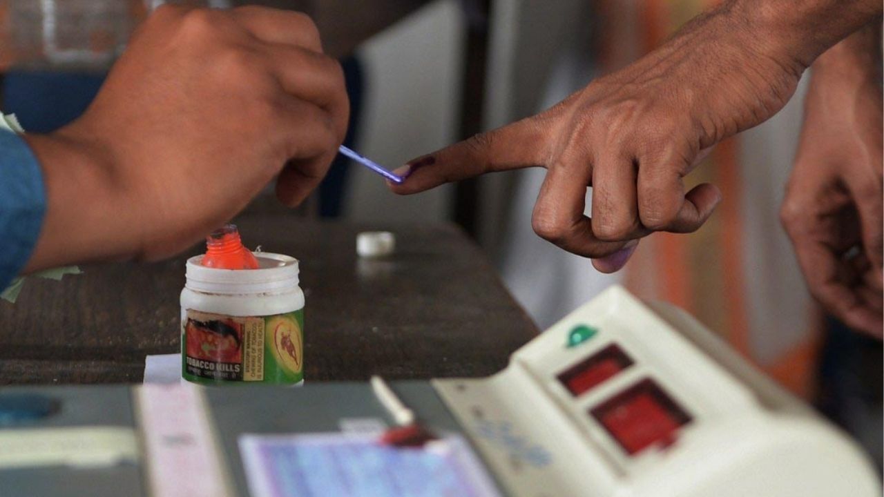 Centre's Voting Reforms: বাড়ছে কমিশনের ক্ষমতা, সংযুক্ত হবে আধার-ভোটার কার্ড! নির্বাচন পদ্ধতিতে আমূল পরিবর্তন আনছে কেন্দ্র