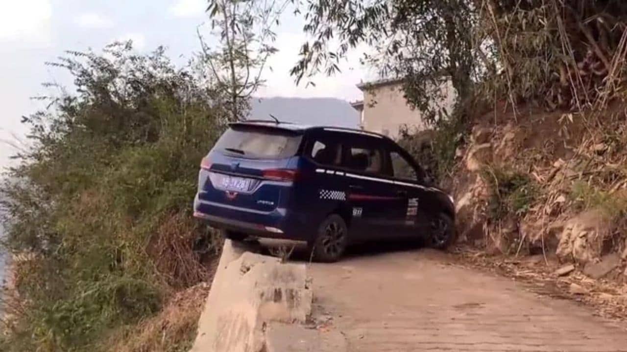 Viral Video: পাহাড়ের খাদকে গ্রাহ্য না করেই ইউটার্ন নিল এই গাড়ির চালক, ভিডিয়ো দেখে হতবাক নেটপাড়া...