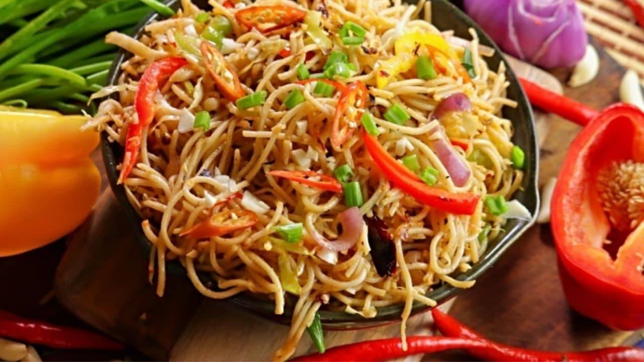 Recipe: বাড়িতে কীভাবে রেস্টুরেন্টের মতো চিলি গার্লিক নুডলস বানাবেন ভাবছেন? দেখে নিন এই রেসিপি...