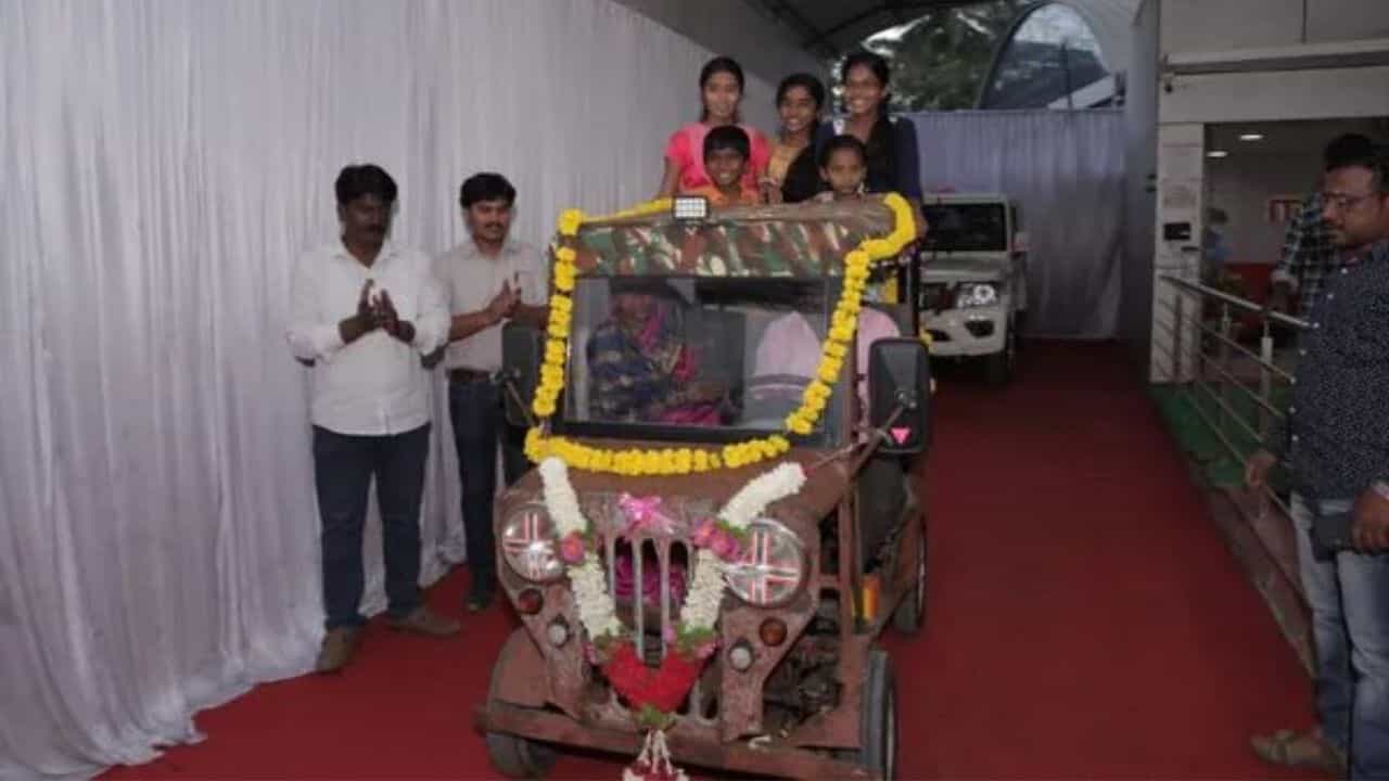 Mahindra Gifts Bolero: হস্তনির্মিত গাড়ি নিজের সংগ্রহে রেখে নির্মাতাকে বোলেরো উপহার দিলেন আনন্দ মাহিন্দ্রা... Mahindra Gifts Bolero: হস্তনির্মিত গাড়ি নিজের সংগ্রহে রেখে নির্মাতাকে বোলেরো উপহার দিলেন আনন্দ মাহিন্দ্রা...