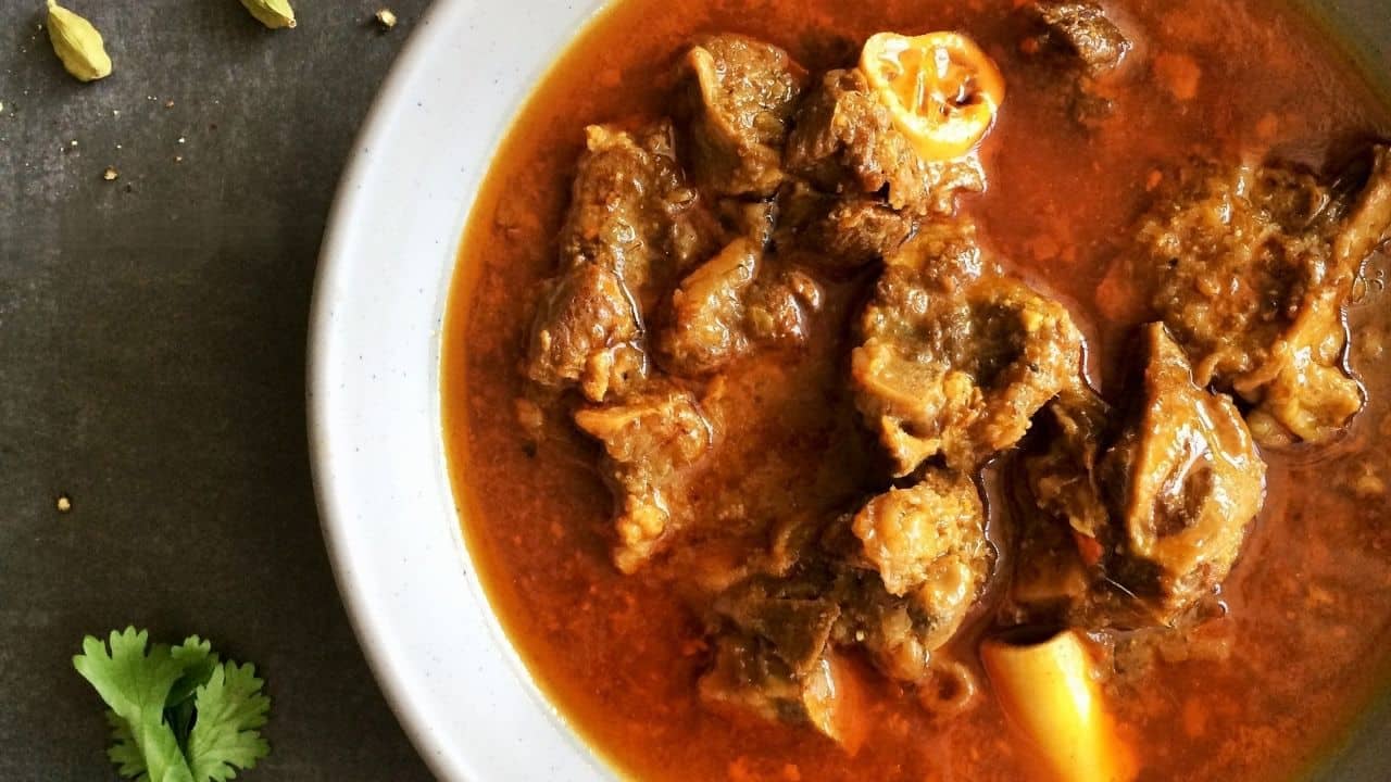 Mutton Recipe: রবিবার মানেই মাটনের ঝোল, কিন্তু চাইলেই আপনি পরিচিত স্বাদে দিতে পারেন এই টুইস্ট...