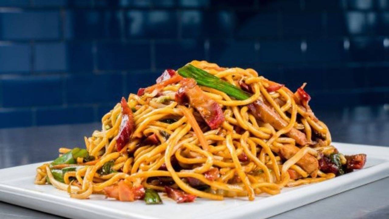 Viral Video: চোখ বাধা অবস্থায় মাত্র ৫ মিনিটেই এক প্লেট চাউমিন বানালেন এই শেফ! মুগ্ধ নেটপাড়া