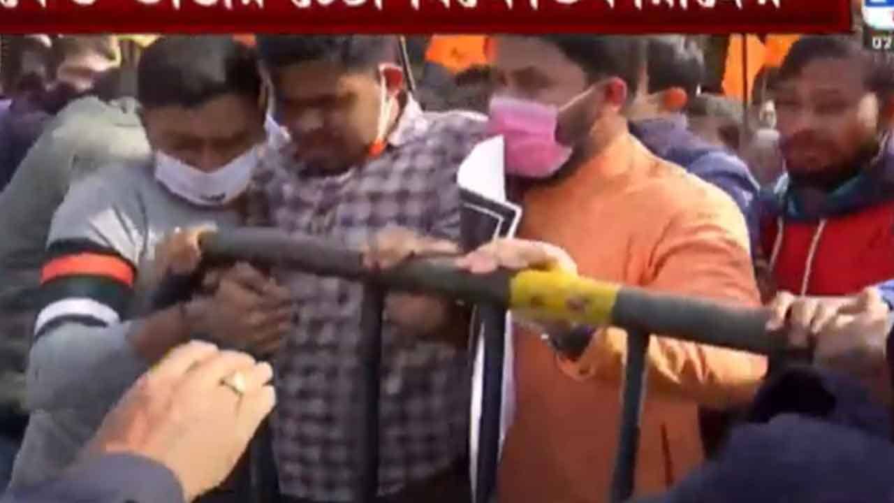 ABVP Agitation: ব্যারিকেড ভেঙে এগিয়ে যায় মিছিল, পুলিশের সঙ্গে ধস্তাধস্তি! স্কুল খোলার দাবিতে জোড়া আন্দোলনে তপ্ত কলেজ স্ট্রিট