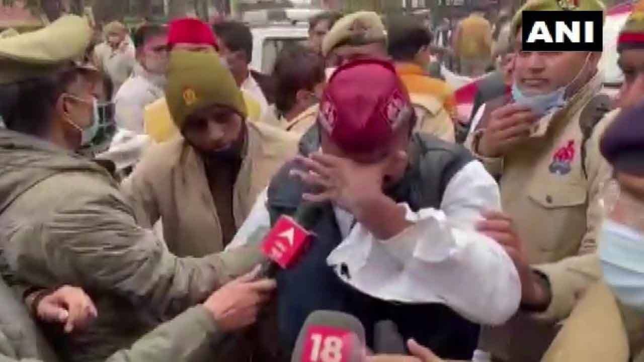 UP Assembly Election 2022: টিকিট না পেয়ে হতাশা, সপা সদর কার্যালয়ের বাইরে গায়ে পেট্রোল ঢেলে আত্মহত্যার চেষ্টা