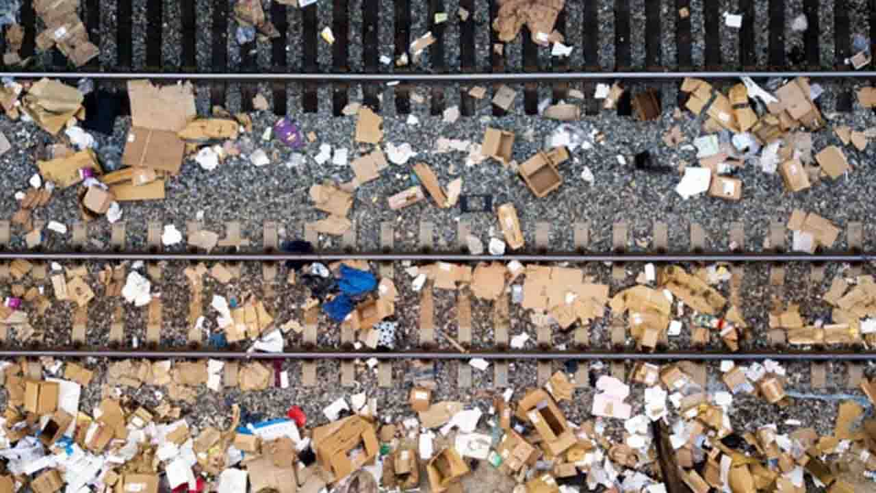 Amazon Box theft: মাঝপথেই চুরি আমাজনের অর্ডার! রেল লাইনে পড়ে ভুরি ভুরি খালি বাক্স