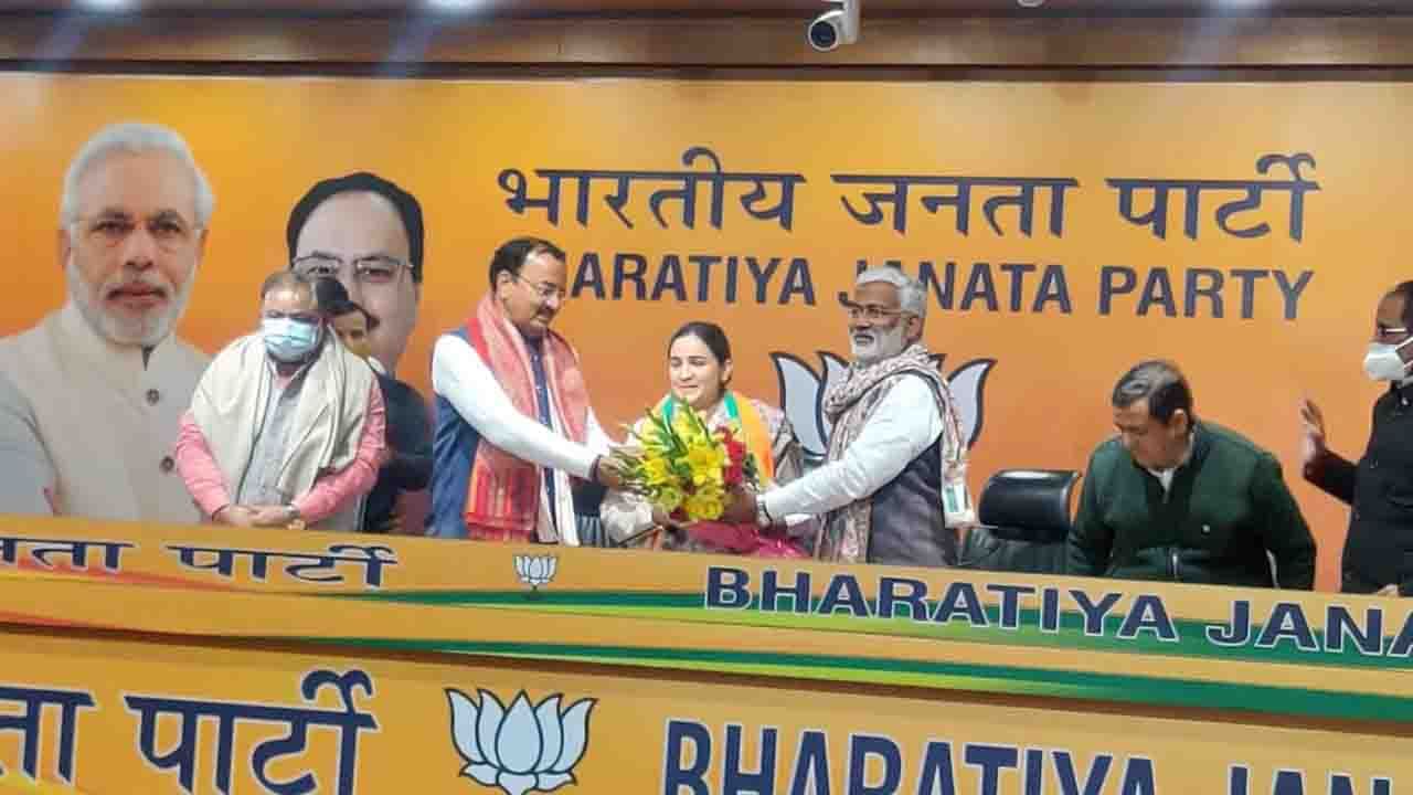 Aparna Yadav joins BJP: যাদব পরিবারে বড় ধাক্কা! বিজেপিতে যোগ দিলেন মুলায়মের পুত্রবধূ