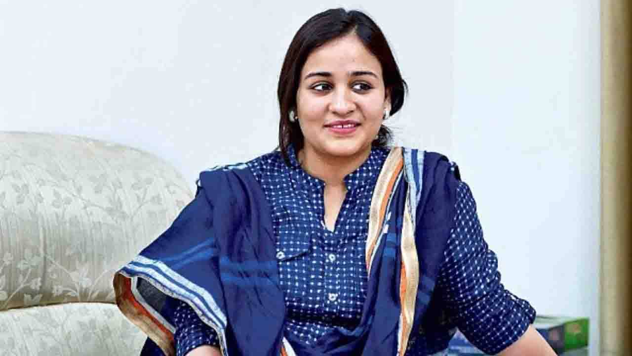 Aparna Yadav: রয়েছে বিদেশি ডিগ্রি, শাস্ত্রীয় সঙ্গীতেও পারদর্শী যাদব পরিবারের ছোটি বহু অপর্ণা