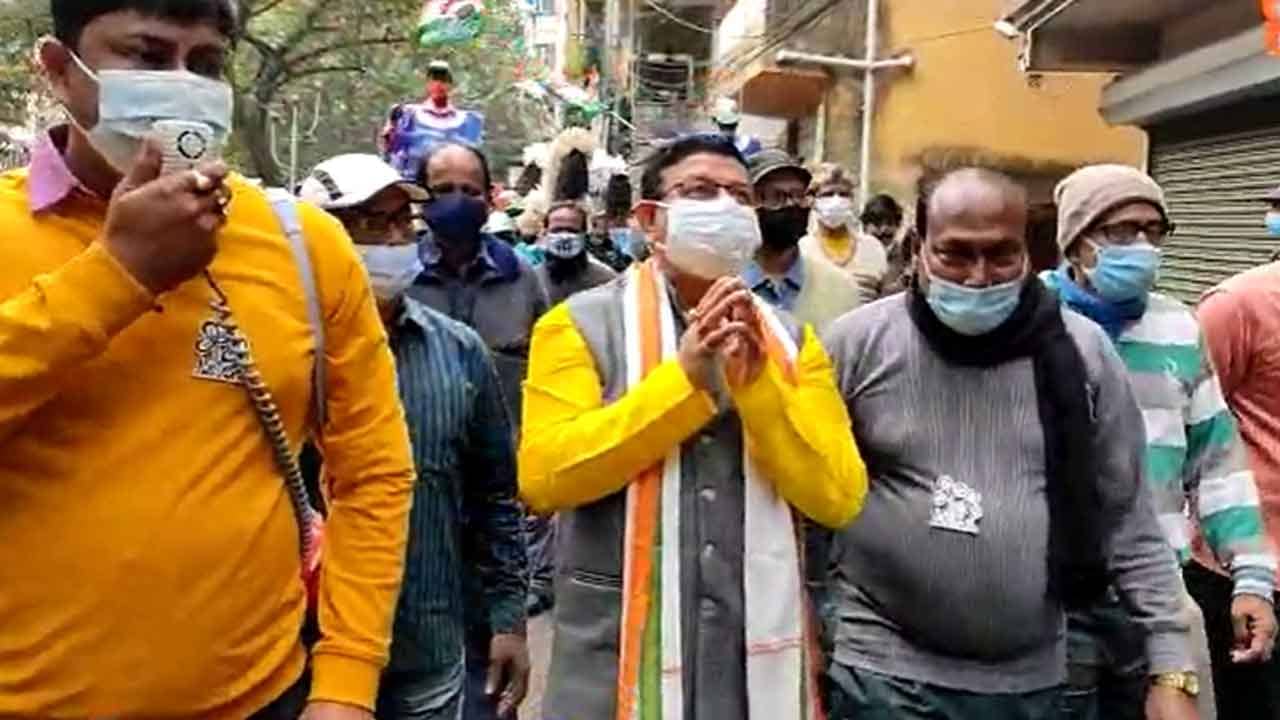 Bidhannagar TMC Candidate: রণ পা নিয়ে ঢাক বাজিয়ে বিধি ভেঙে প্রচার, প্রশ্ন করতেই অদ্ভূত যুক্তি তৃণমূল প্রার্থীর
