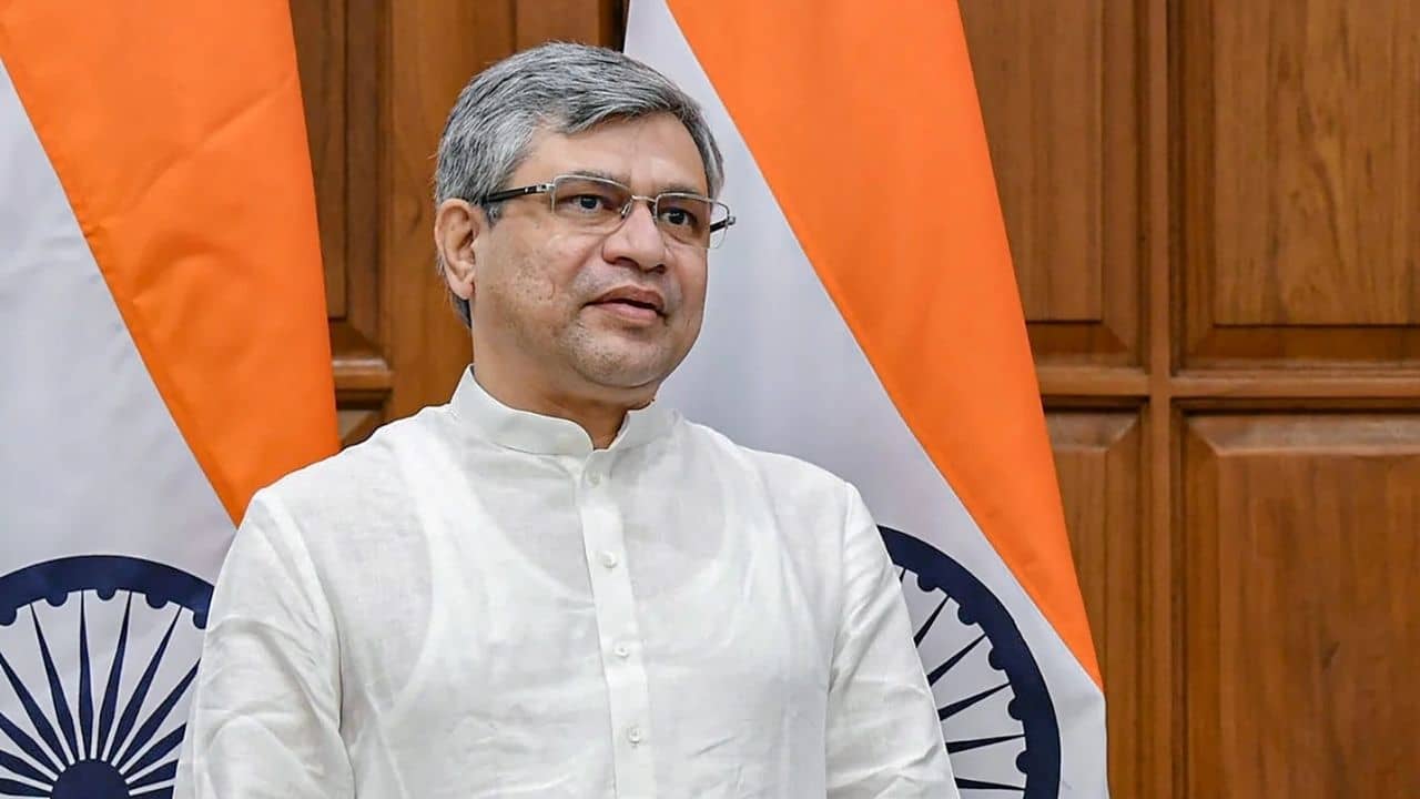 Railway Recruitment Protest: নিয়োগ বিক্ষোভে ট্রেনে আগুন, আইন নিজের হাতে না তুলে নেবেন না আবেদন রেলমন্ত্রীর