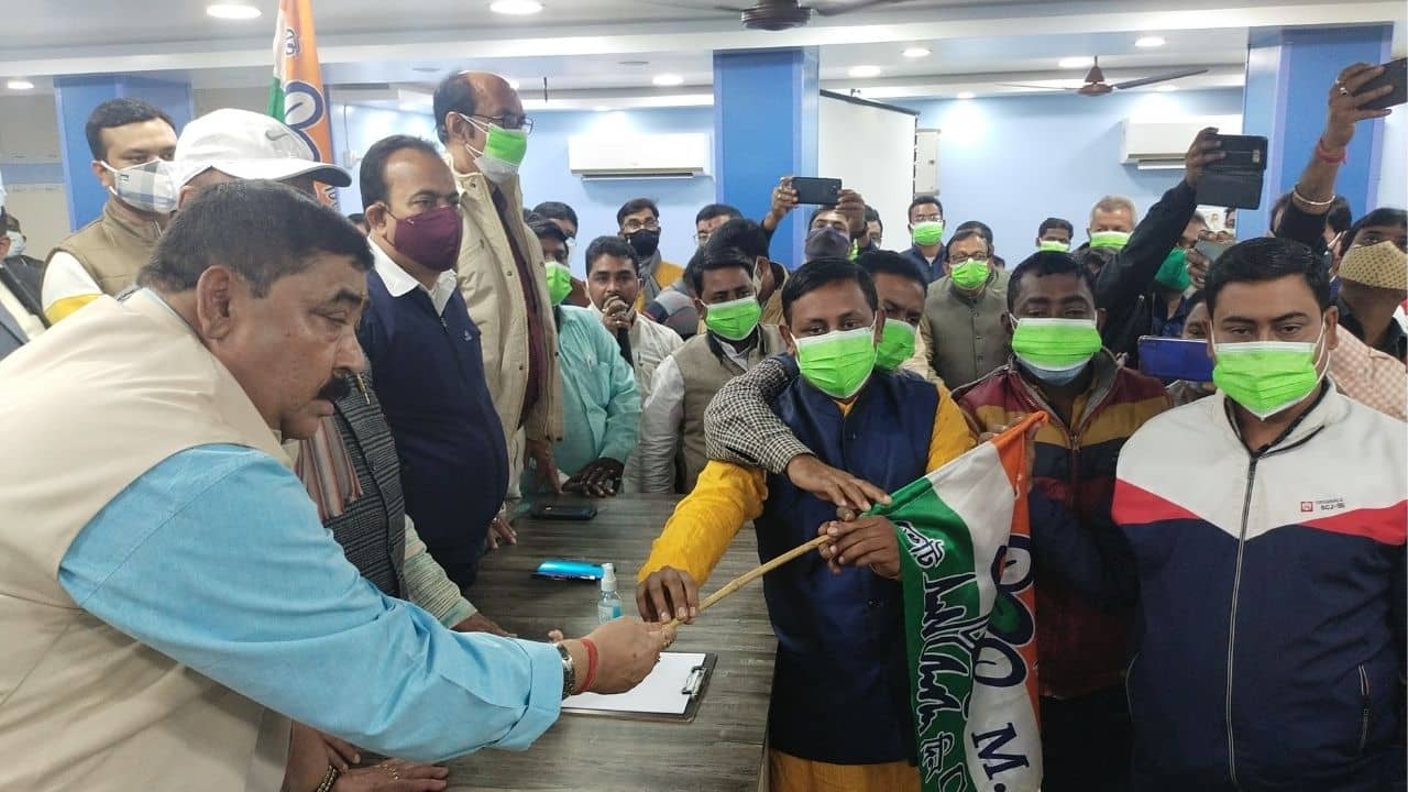 BJP: মমতা বন্দ্যোপাধ্যায়ের উন্নয়নে সৈনিক হতে তৃণমূলে যোগদান দাপুটে বিজেপি নেতার