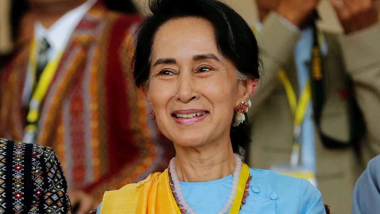 Aung San Suu Kyi Jailed: ওয়াকি-টকি রাখার অভিযোগ! চার বছর কারাদণ্ডের সাজা অন সাং সু চির