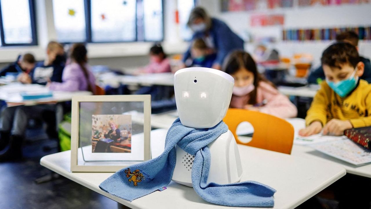 Avatar Robot: ৭ বছরের অসুস্থ বাচ্চার হয়ে স্কুলে ক্লাস করছে অবতার রোবট