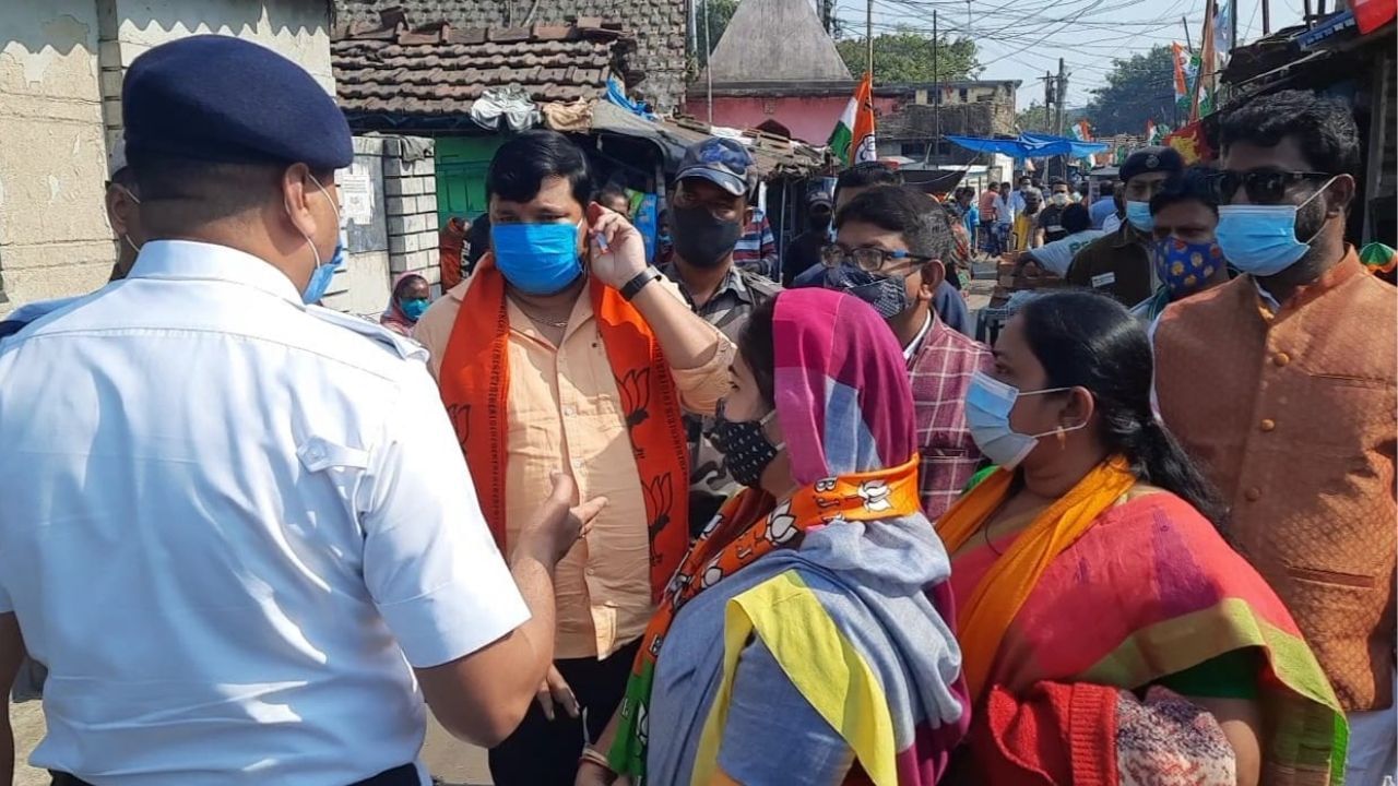 West Bengal Municipal Election: উড়েছে করোনা বিধি, পাঁচের জায়গায় ১০০ জন নিয়েই চলছে বিজেপির দেদার প্রচার