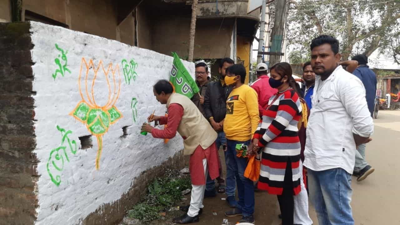 BJP MLA: ফুল বদলের জল্পনা উড়িয়ে নিজেকে বিজেপি প্রমাণে 'পদ্ম' আঁকলেন বিধায়ক!