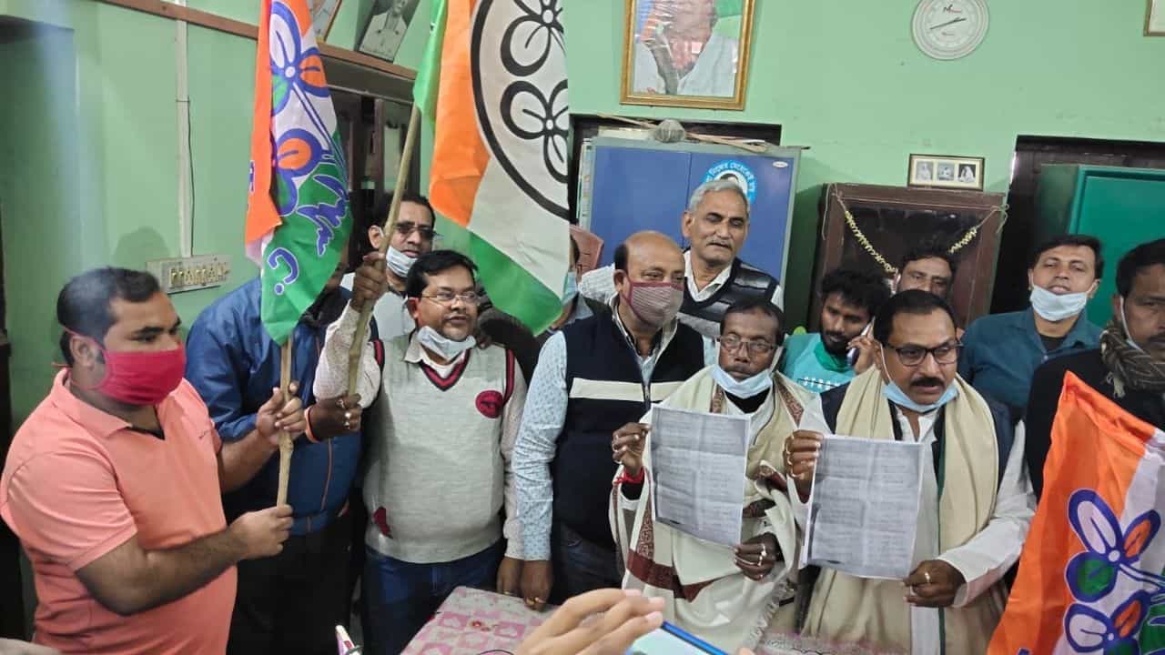 BJP Woker Join TMC: দলে থেকে কাজ করতে না পেরে ফুলবদলে আবার তৃণমূলে যোগ বিজেপি কর্মীদের! BJP Woker Join TMC: দলে থেকে কাজ করতে না পেরে ফুলবদলে আবার তৃণমূলে যোগ বিজেপি কর্মীদের!