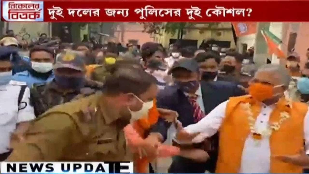 Asansole Municipal Election: ফের পুলিশি বাধা মিছিলে, রাস্তায় বসে পড়ে দিলীপ বললেন, আমি আর কী করব?