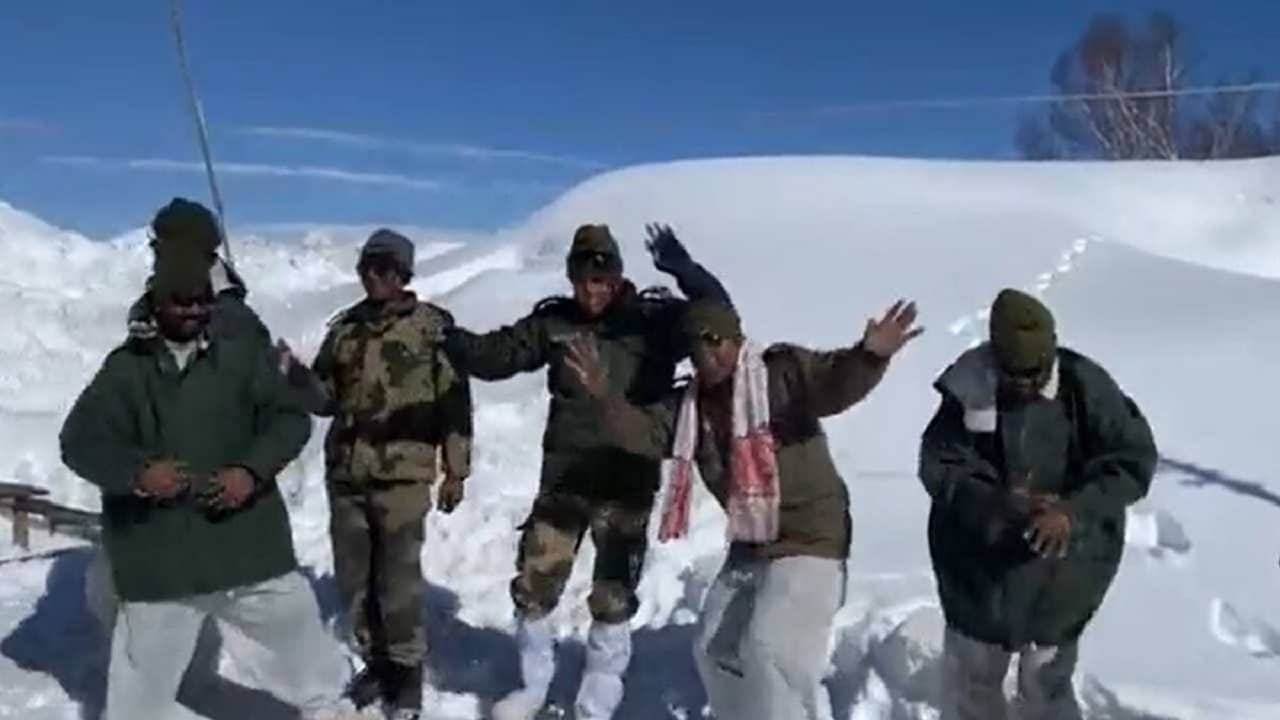 Viral Video: বরফে ঢাকা কাশ্মীরে বিহু উদযাপন জওয়ানদের, গামছা গলায় নাচের ভিডিয়ো মন কাড়ল নেটিজেনদের