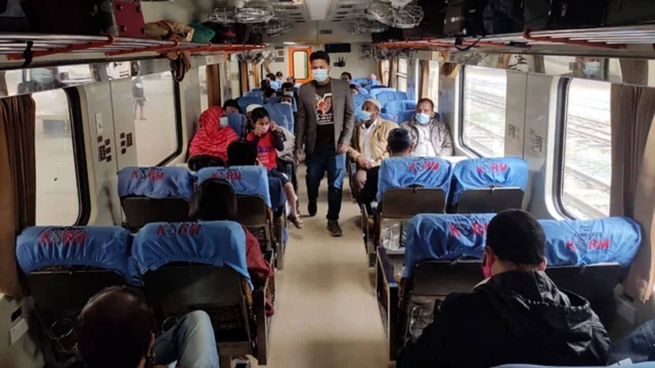 Bangladesh News: মাস্ক ছাড়া ট্রেনে প্রবেশে বাধা, করোনা সংক্রমণ রোধে কড়াকড়ি বাংলাদেশে