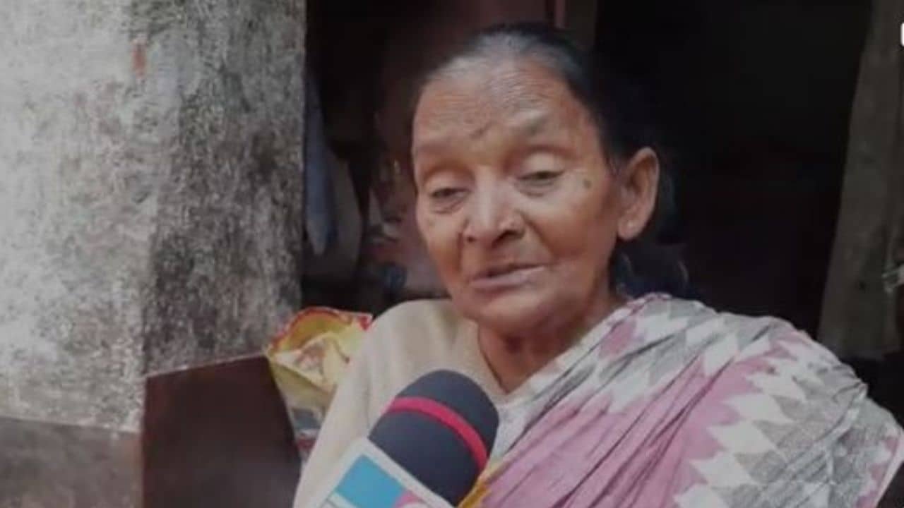 Ration Card: লিঙ্ক হয়নি আধার, রেশনের খাতায় জীবিতরাও আজ মৃত!