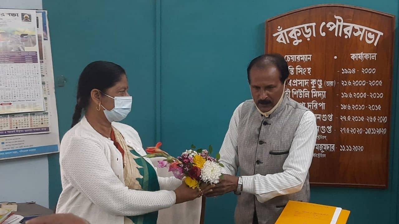 BJP MLA: পুরসভায় গিয়ে তৃণমূল নেত্রীকে ফুল-মিষ্টি দিলেন পদ্ম বিধায়ক! কীসের ইঙ্গিত?