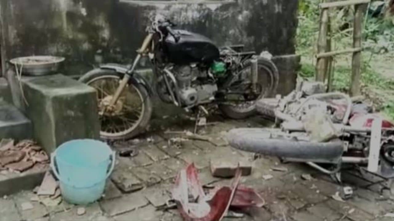 Bhatpara Fire: দফায়-দফায় দুষ্কৃতী হামলায় উত্তপ্ত ভাটপাড়া, চলল গুলি!