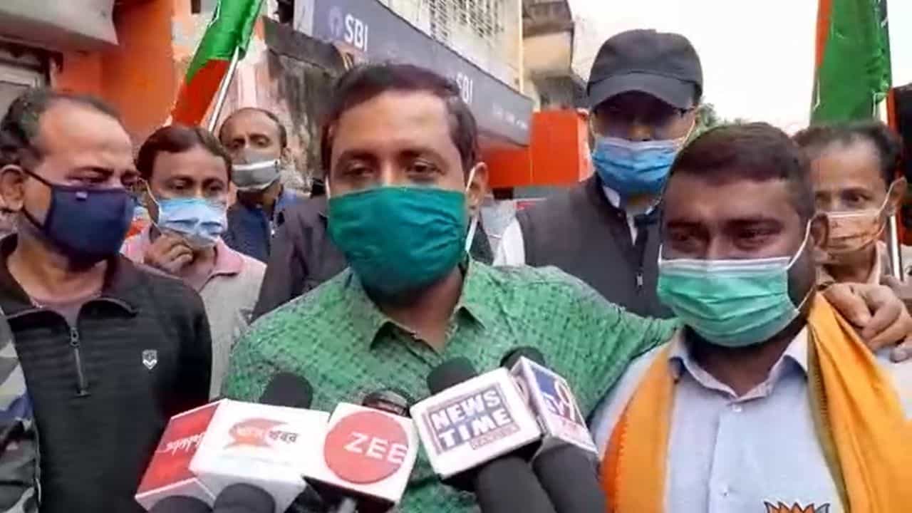 Bidhannagar Municipal Election: 'লড়াই সরকার, পুলিশ, গুন্ডাদের সঙ্গে', বুথ পাহাড়াতেই জয়ের অস্ত্র, বিধাননগরে বিজেপি প্রার্থীর হয়ে প্রচারে সজল Bidhannagar Municipal Election: 'লড়াই সরকার, পুলিশ, গুন্ডাদের সঙ্গে', বুথ পাহাড়াতেই জয়ের অস্ত্র, বিধাননগরে বিজেপি প্রার্থীর হয়ে প্রচারে সজল