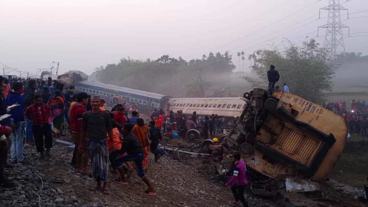 Bikaner-Guwahati Express Train Accident: বিকানের-গুয়াহাটি এক্সপ্রেস দুর্ঘটনার নেপথ্যে ক্রমেই জোরাল হচ্ছে একটি তত্ত্ব, তদন্তকারীদেরও ভাবাচ্ছে সে বিষয়টি Bikaner-Guwahati Express Train Accident: বিকানের-গুয়াহাটি এক্সপ্রেস দুর্ঘটনার নেপথ্যে ক্রমেই জোরাল হচ্ছে একটি তত্ত্ব, তদন্তকারীদেরও ভাবাচ্ছে সে বিষয়টি