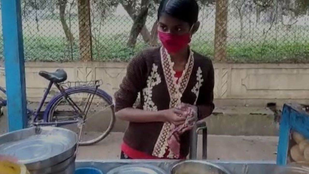 A student selling phuchka: একদিকে পড়াশুনা, অন্যদিকে সংসার- বিশ্বভারতীর সামনে ফুচকা বিক্রি করছে কবিতা