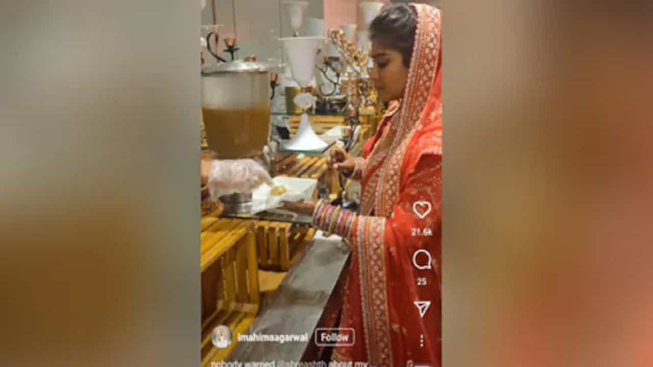 Viral Video: আগে খাওয়া,পরে বিয়ে! নেটপাড়ায় হিট নববধূর ফুচকা প্রেম