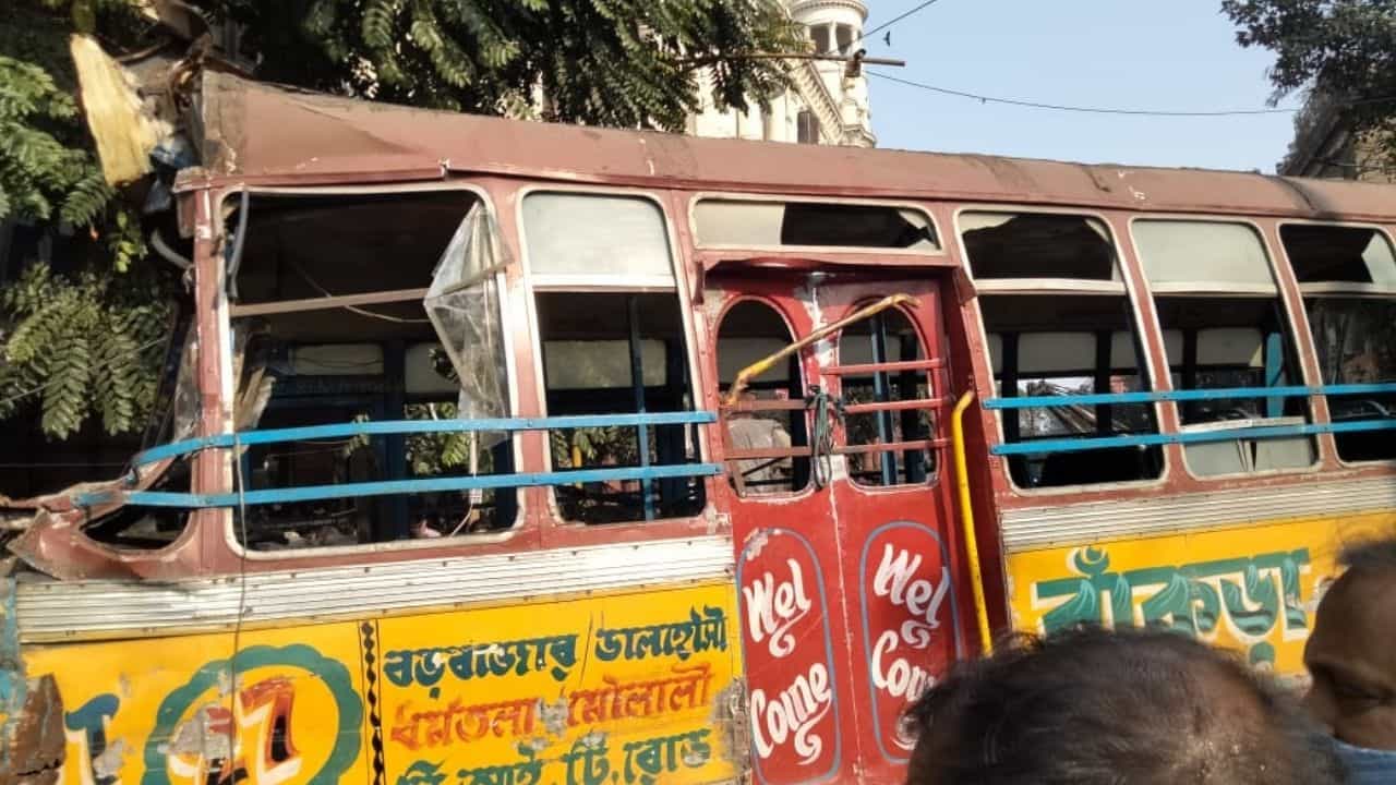 Dharmatala Bus Accident: ফের দুর্ঘটনা, ফের নির্দেশ, 'এবার বাজেয়াপ্ত হবে আনফিট বাস!' Dharmatala Bus Accident: ফের দুর্ঘটনা, ফের নির্দেশ, 'এবার বাজেয়াপ্ত হবে আনফিট বাস!'