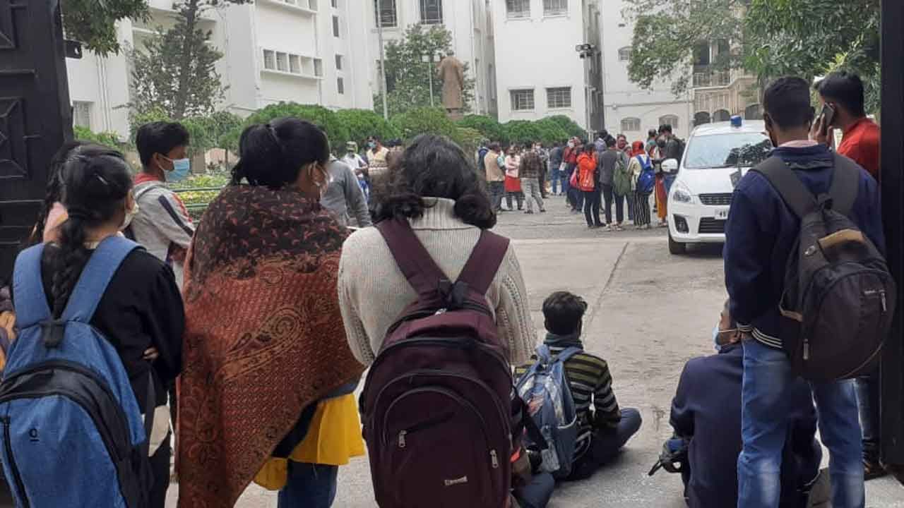 Calcutta University: উপাচার্যের গাড়ি ঘিরে বিক্ষোভ, উত্তেজনা কলকাতা বিশ্ববিদ্যালয়ে