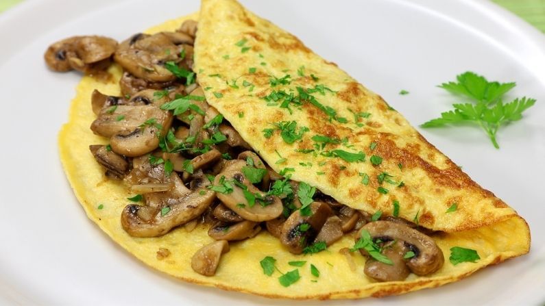 vidne James Dyson venlige Recipe: Now when the guest comes home, make omelette with cheese and  mushrooms Try cheese mushroom omelet recipe at home | pipanews.com