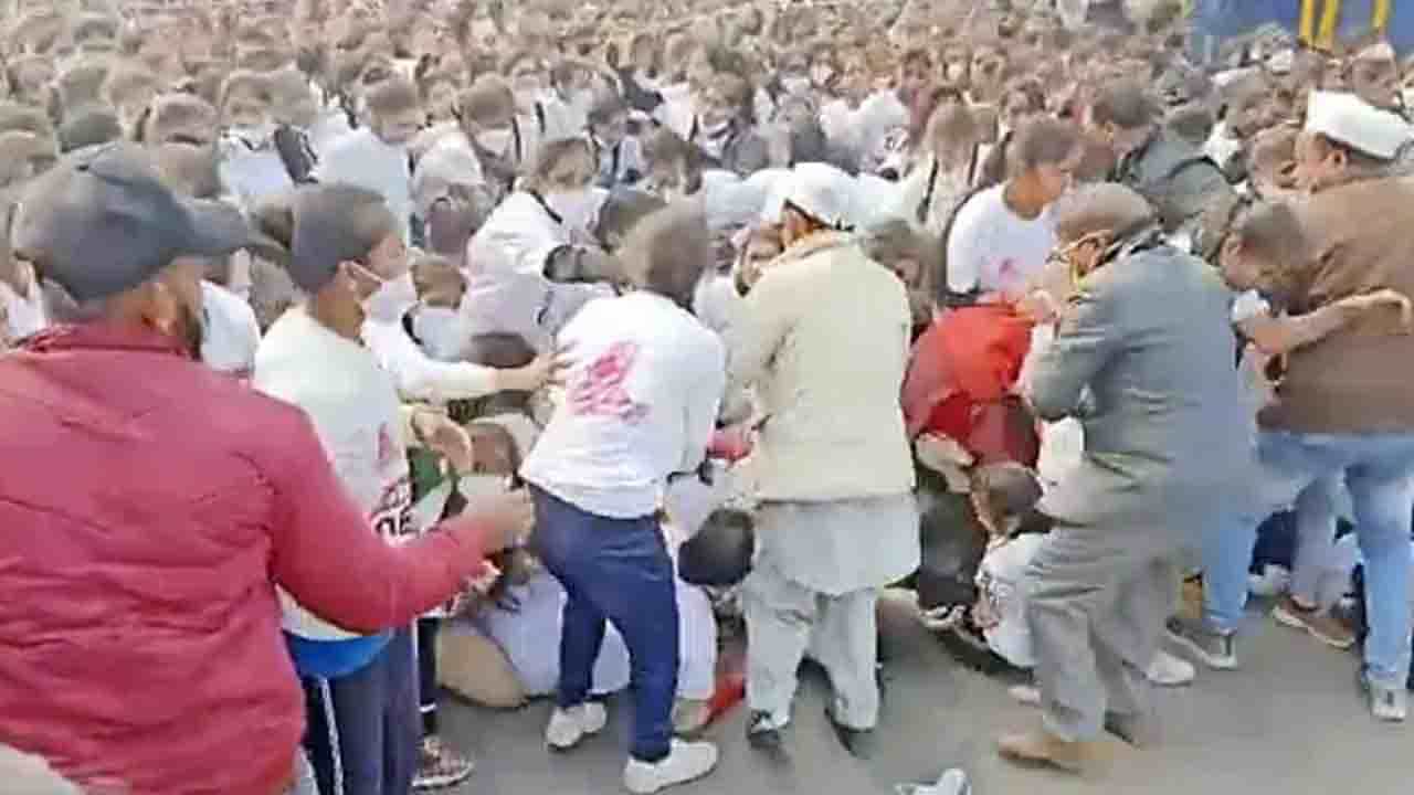 Congress Marathon: মাস্ক বিহীন কয়েকশ মহিলাকে নিয়ে কংগ্রেসের ম্যারাথন, পদপিষ্ট হয়ে আহত অনেকে Congress Marathon: মাস্ক বিহীন কয়েকশ মহিলাকে নিয়ে কংগ্রেসের ম্যারাথন, পদপিষ্ট হয়ে আহত অনেকে