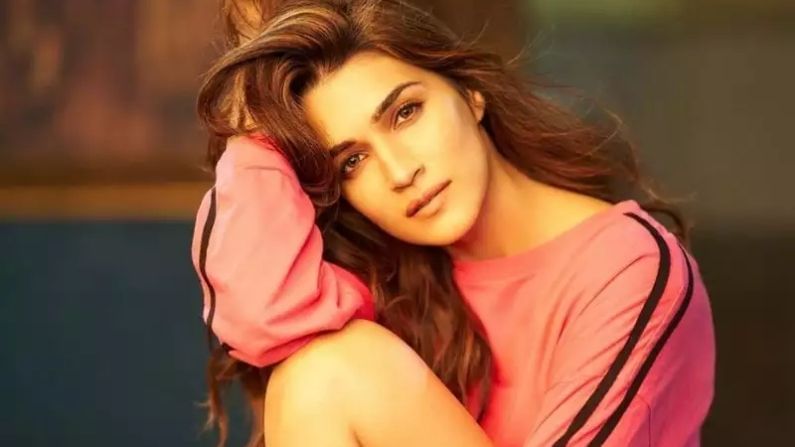  বলিউডে পা রেখেই অক্ষয় কুমার, কাজল, শাহরুখ খান, বরুণ ধাওয়ানের মতো অভিনেতাদের সঙ্গে জমিয়ে কাজ করেছেন। সামনেই বেশ কয়েকটি ছবির কাজ রয়েছে তাঁর হাতে।