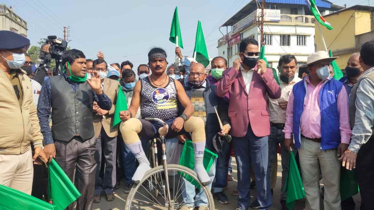 Cyclist: অদ্ভুত সাইকেল! বিনা প্যাডেলে দীর্ঘতম পথ পার, গিনেস বুকে নাম তুলতে চলেছেন সবংয়ের দেবেন