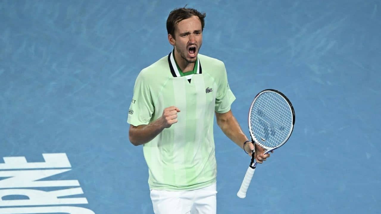 Australian Open 2022: হারতে হারতে সেমিফাইনালে কামব্যাক কিং মেদভেদেভ