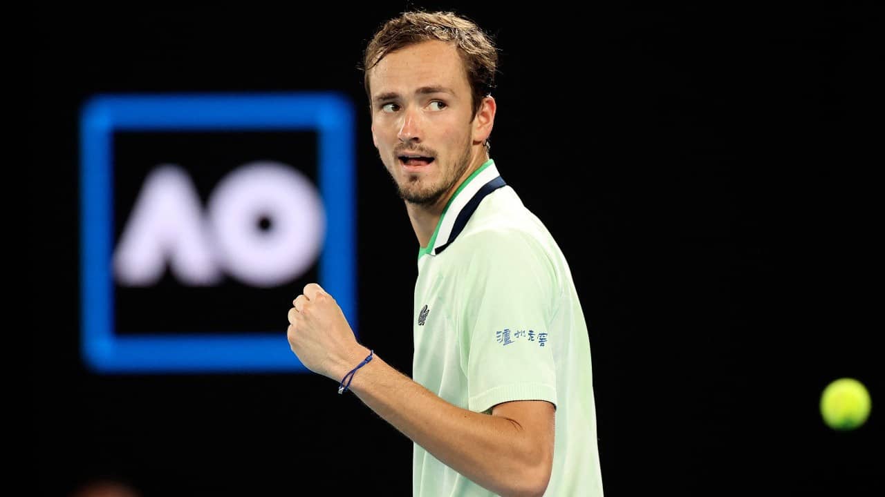 Australian Open 2022: বিতর্কে জড়িয়েও জয়, ফাইনালে নাদালের প্রতিপক্ষ মেদভেদেভ
