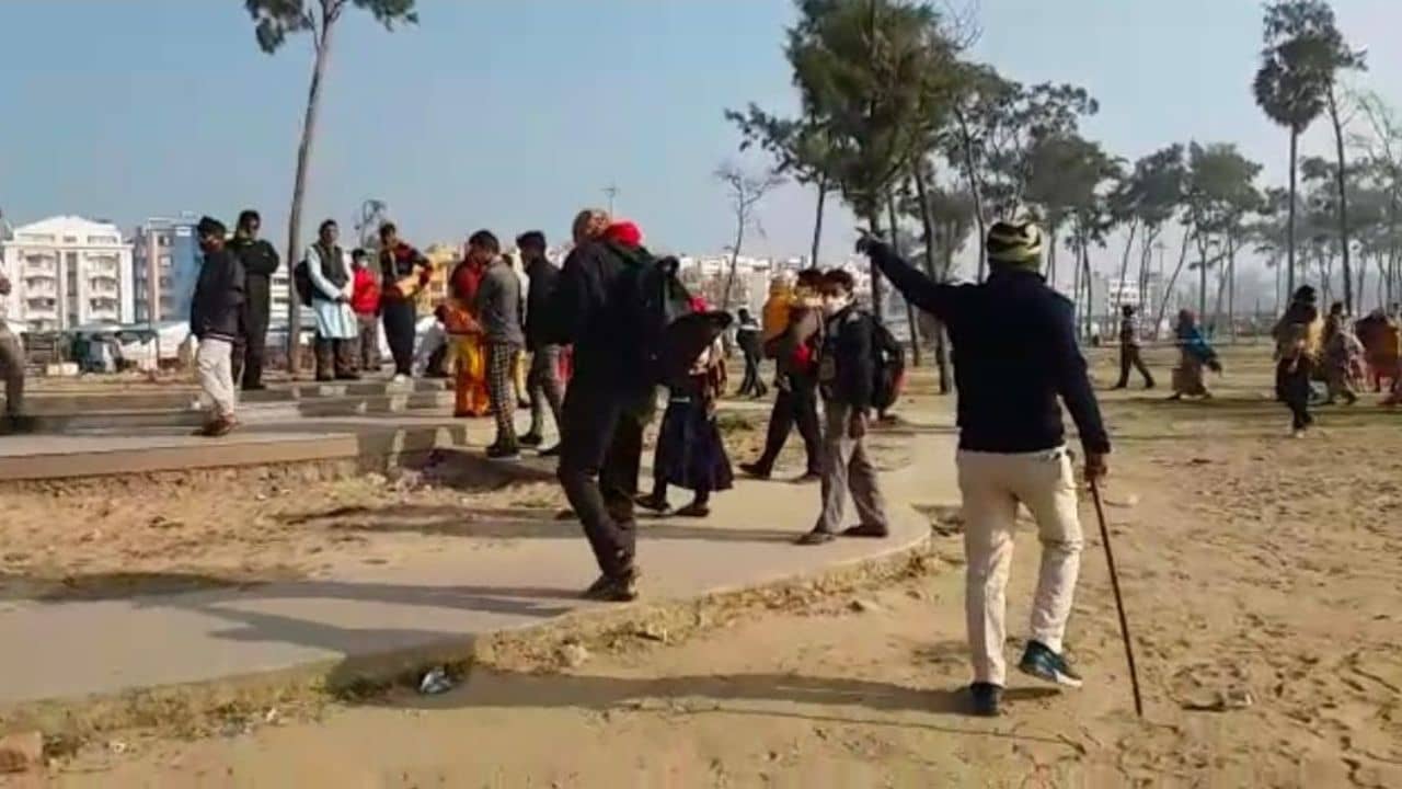 Digha Tourism: সমুদ্রস্নানে না, করোনাকে এড়িয়ে ঘরে ফিরতে পারলেই বাঁচেন দিঘার পর্যটকরা!