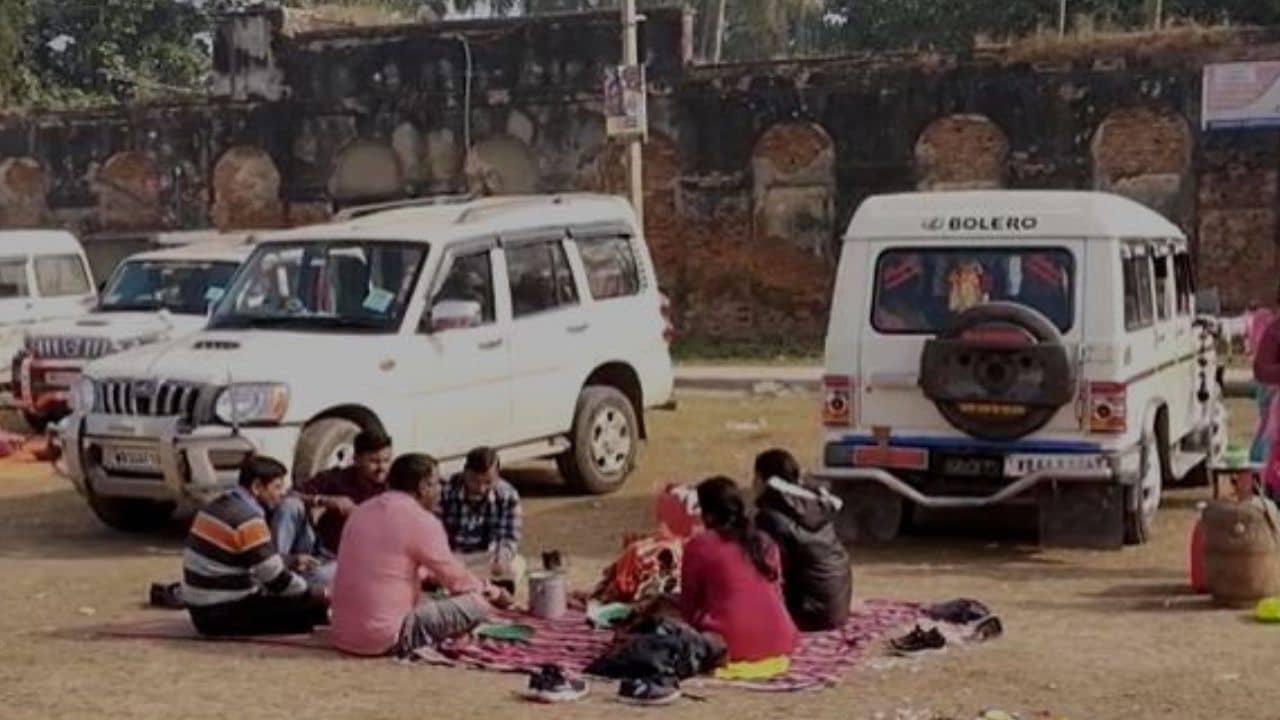 Hazarduari: হাজারদুয়ারিতে জমিয়ে চলেছে পিকনিক! প্রশ্ন করতেই উত্তর এল পিকনিক করব না তো কী করব?