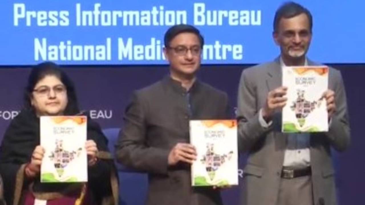 Budget 2022 : ১০০ দিনের কাজের চাহিদা বাড়ার সঙ্গে পরিযায়ীদের মধ্যে কোনও সম্পর্ক নেই : আর্থিক সমীক্ষা রিপোর্ট