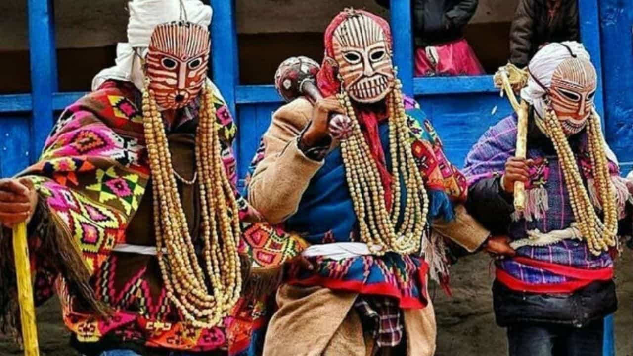 Himachal Pradesh: ৬০০ বছর ধরে হিমাচলিরা নেতিবাচক শক্তিকে দূর করে 'শয়তানের' মাস্ক পরে Himachal Pradesh: ৬০০ বছর ধরে হিমাচলিরা নেতিবাচক শক্তিকে দূর করে 'শয়তানের' মাস্ক পরে