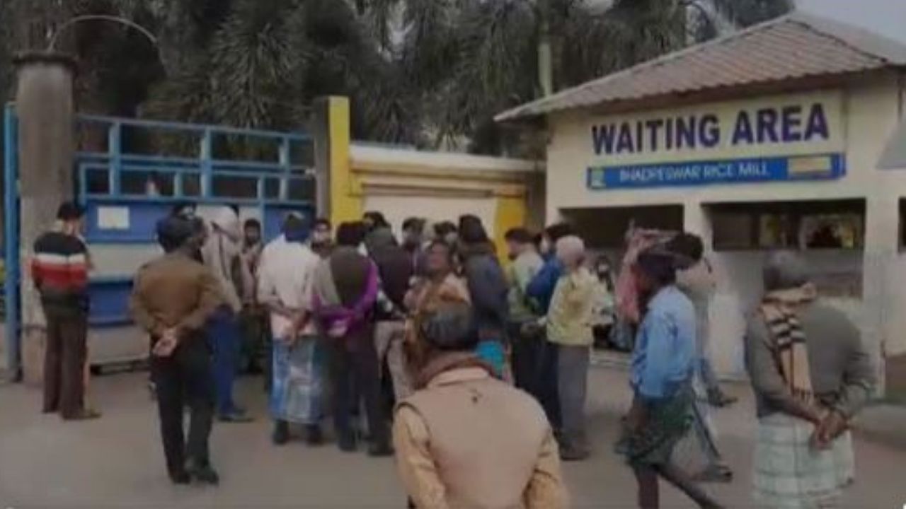 Farmers protest: ধান কেনা নিয়ে ফের রাইসমিলের সামনে জোরালো বিক্ষোভ চাষিদের!