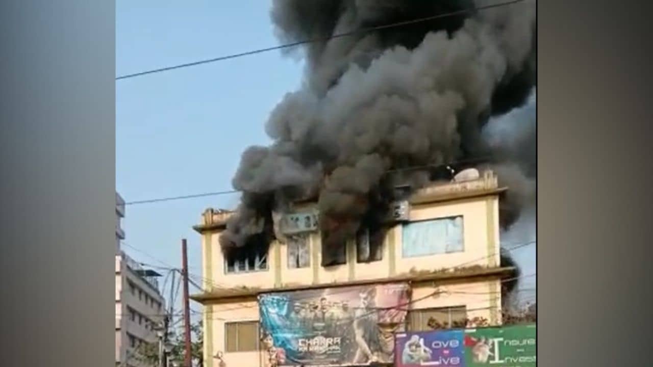 Fire breaks out in Kolkata: মিশমিশে কালো ধোঁয়ায় ঢেকেছে আকাশ, মল্লিক বাজারে সিনেমা হলে ভয়াবহ অগ্নিকাণ্ড