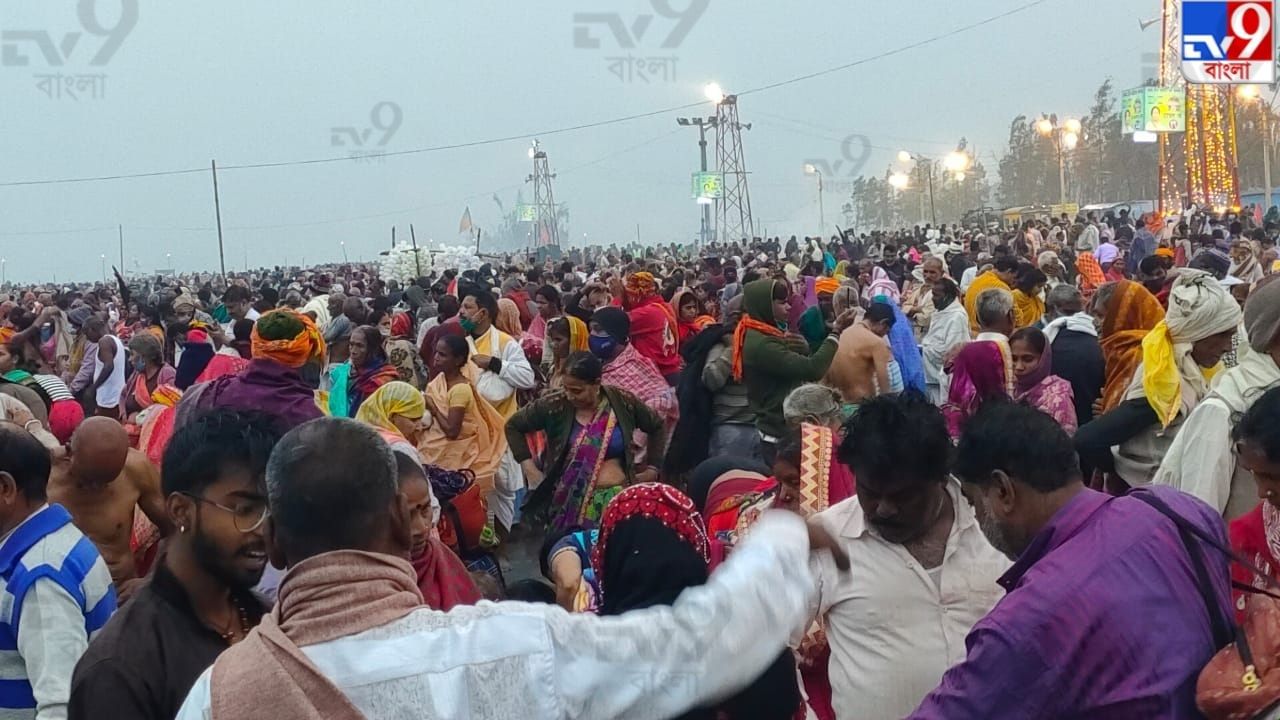 Gangasagar Mela: বৃষ্টি উপেক্ষা করেই থিকথিকে ভিড়ে মকরস্নান পূণ্যার্থীদের! 'ভিড়ই হয়নি' দাবি মন্ত্রীর Gangasagar Mela: বৃষ্টি উপেক্ষা করেই থিকথিকে ভিড়ে মকরস্নান পূণ্যার্থীদের! 'ভিড়ই হয়নি' দাবি মন্ত্রীর
