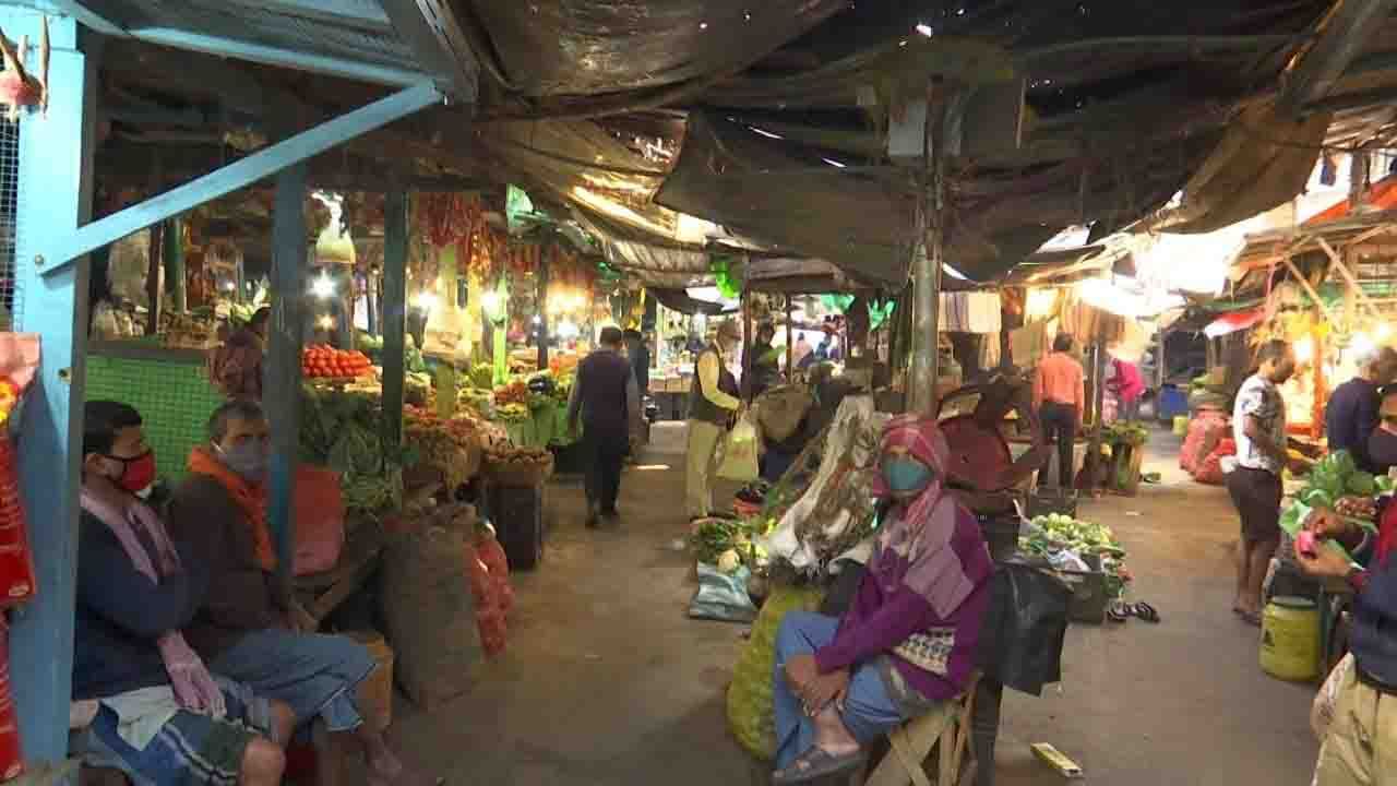 COVID19 in Kolkata: খাঁ খাঁ করছে গড়িয়াহাট বাজার, দেখা নেই ক্রেতার, বন্ধ মাইকিং