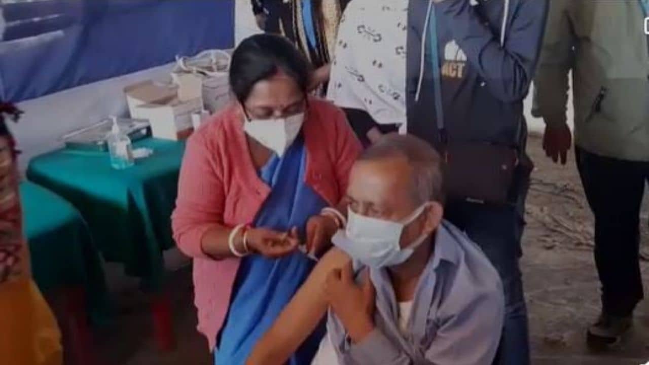 Gautam Deb took booster dose: শিলিগুড়িতে বুস্টার ডোজ় নিলেন গৌতম দেব
