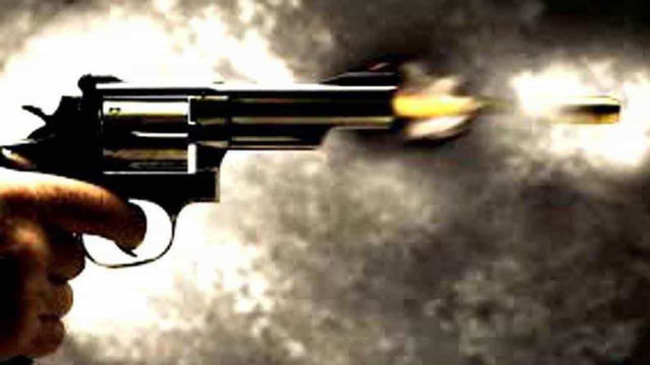 Firing in Kolkata: দিনেদুপুরে বন্দুকবাজের দাপট, রাজাবাজার মোড়ে গুলিবিদ্ধ হয়ে মৃত্যু যুবকের Firing in Kolkata: দিনেদুপুরে বন্দুকবাজের দাপট, রাজাবাজার মোড়ে গুলিবিদ্ধ হয়ে মৃত্যু যুবকের