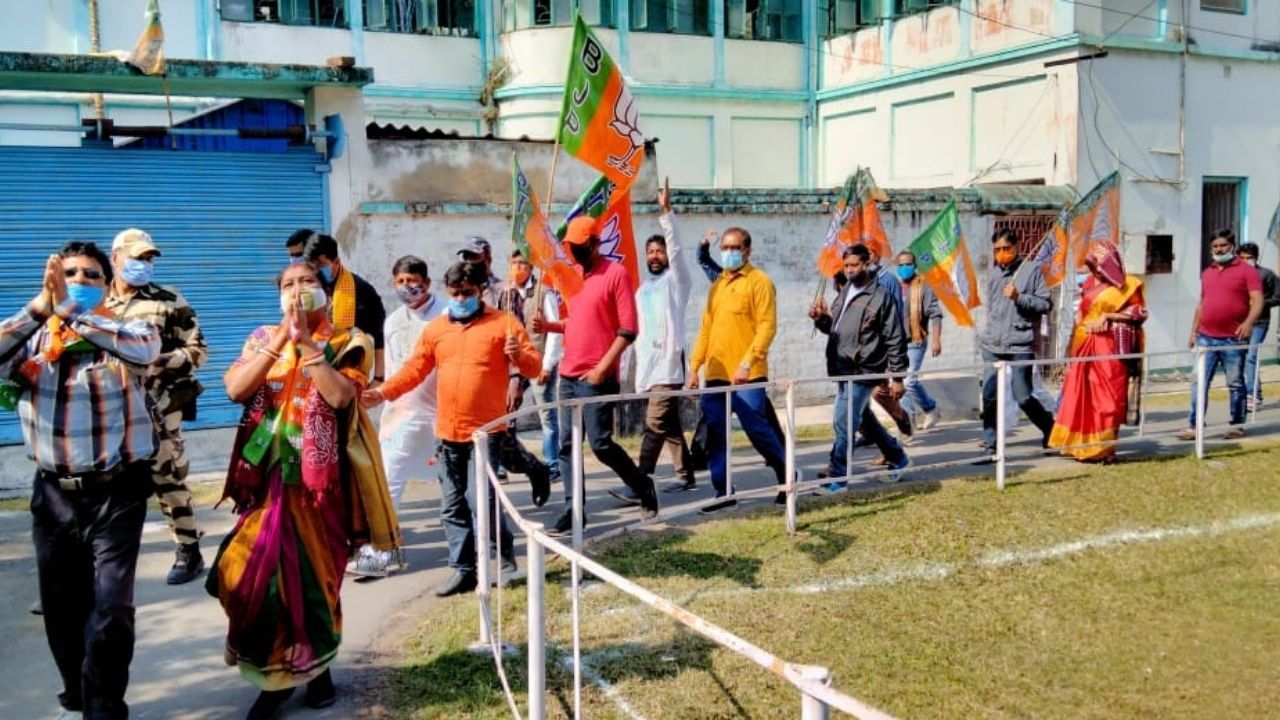 West Bengal Municipal Election: কোথায় কোভিড বিধি? দেদার লোক নিয়ে চলছে বিজেপির ভোট প্রচার